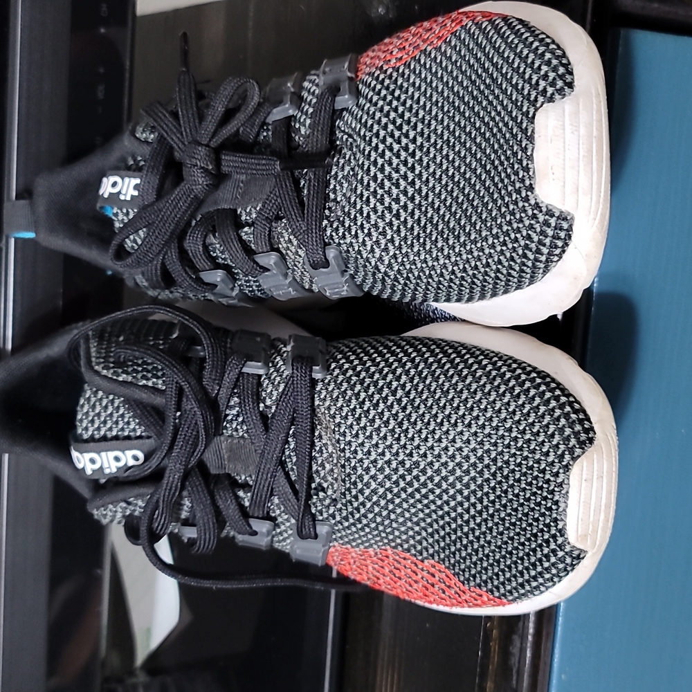 Adidas Questar Flow sneakers.  Size 6. (96) - Picture 2 of 5